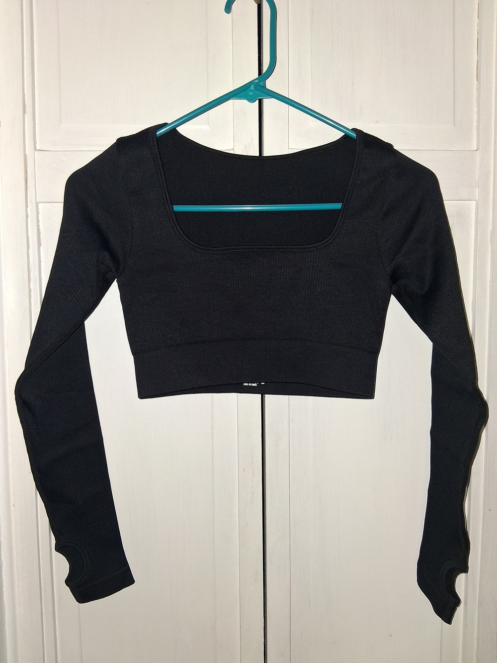 OQQ Women's Black Square-Neck Long Sleeve Crop Top